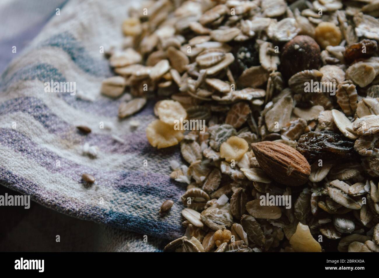 Muesli con noci per la colazione in blocco. Prodotto sostenibile in massa su tessuto riciclato tipico locale. Una colazione ricca di fibre e vitamine. Foto Stock