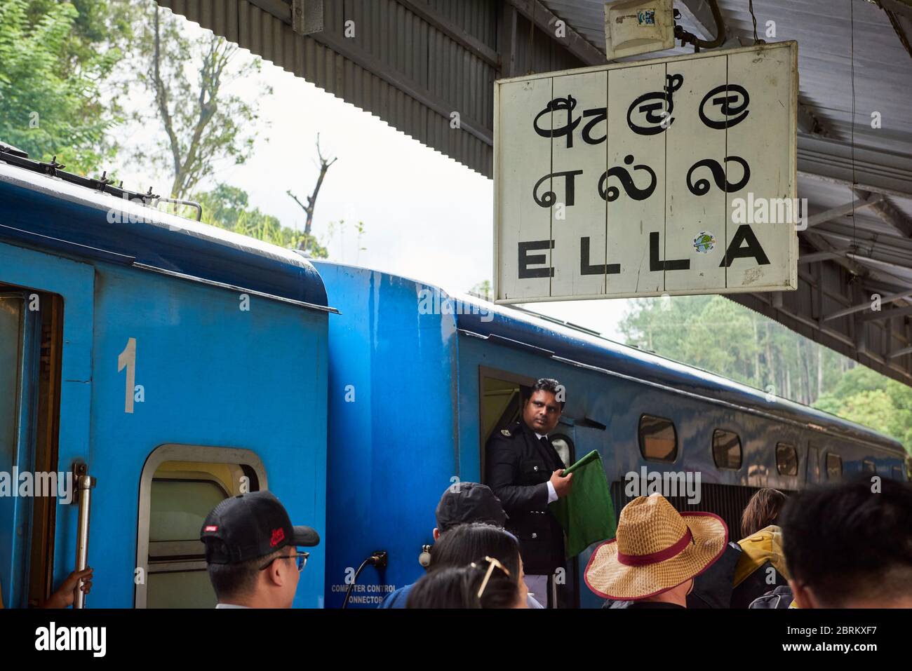 Cartello alla piattaforma della stazione di Ella a Sinala, Tamil e Inglese. Ella è una popolare posizione turistica per le sue escursioni panoramiche e le montagne. Foto Stock