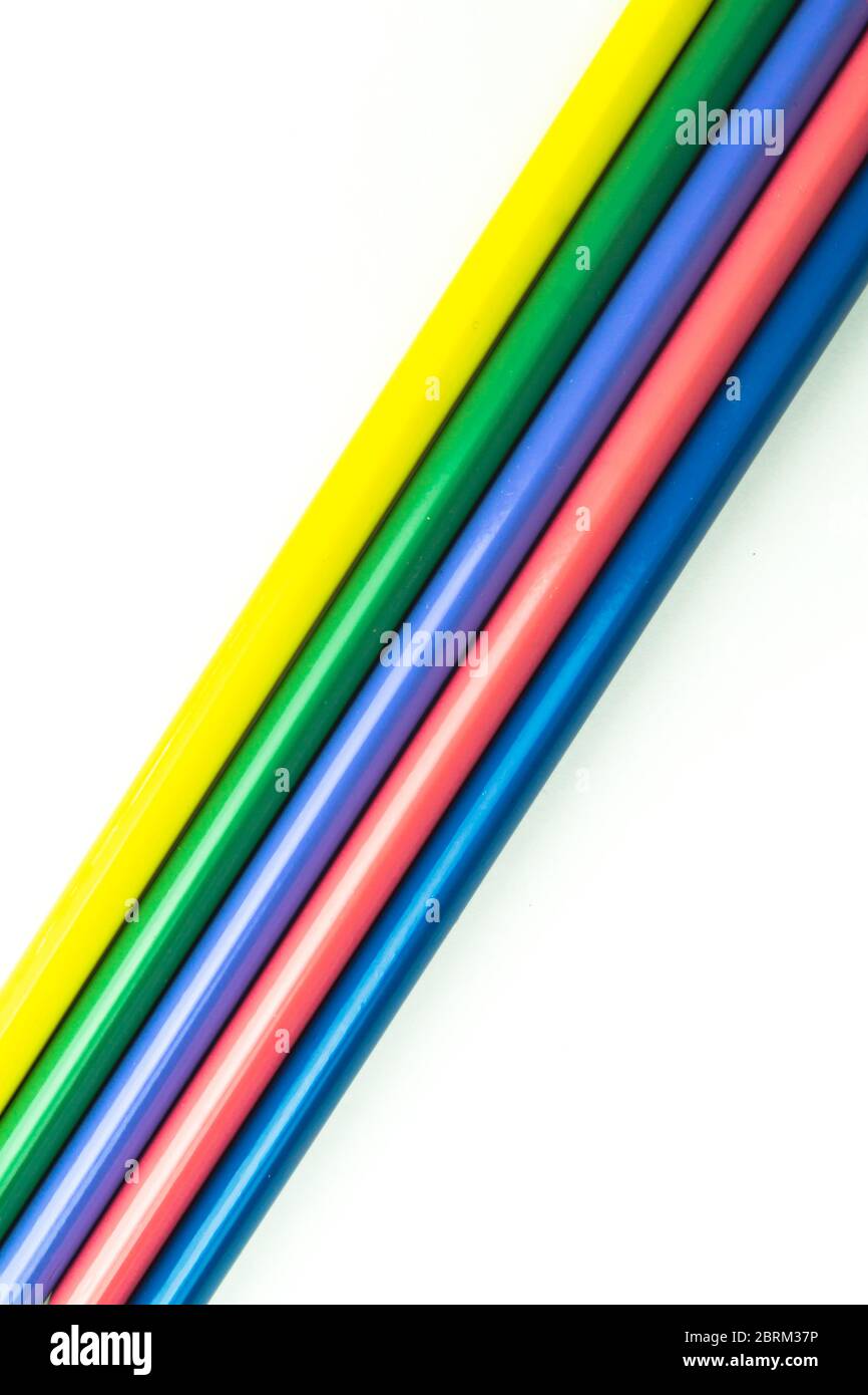 Bellissimi e luminosi pastelli. Matite colorate isolate su sfondo bianco. Foto Stock