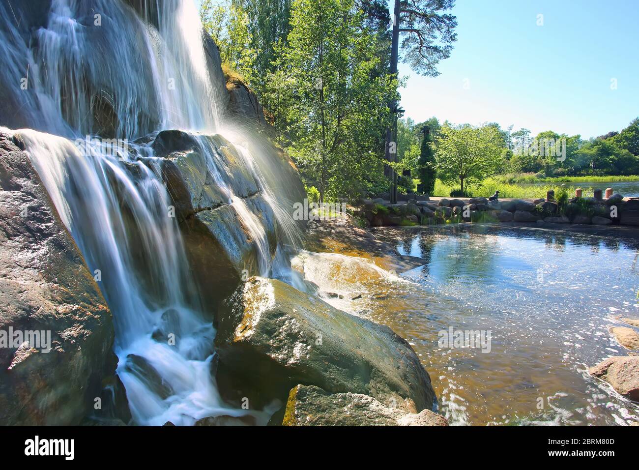Bella cascata nel parco acquatico Sapokka. E' un affascinante parco del centro della città. Kotka, Finlandia. Foto Stock