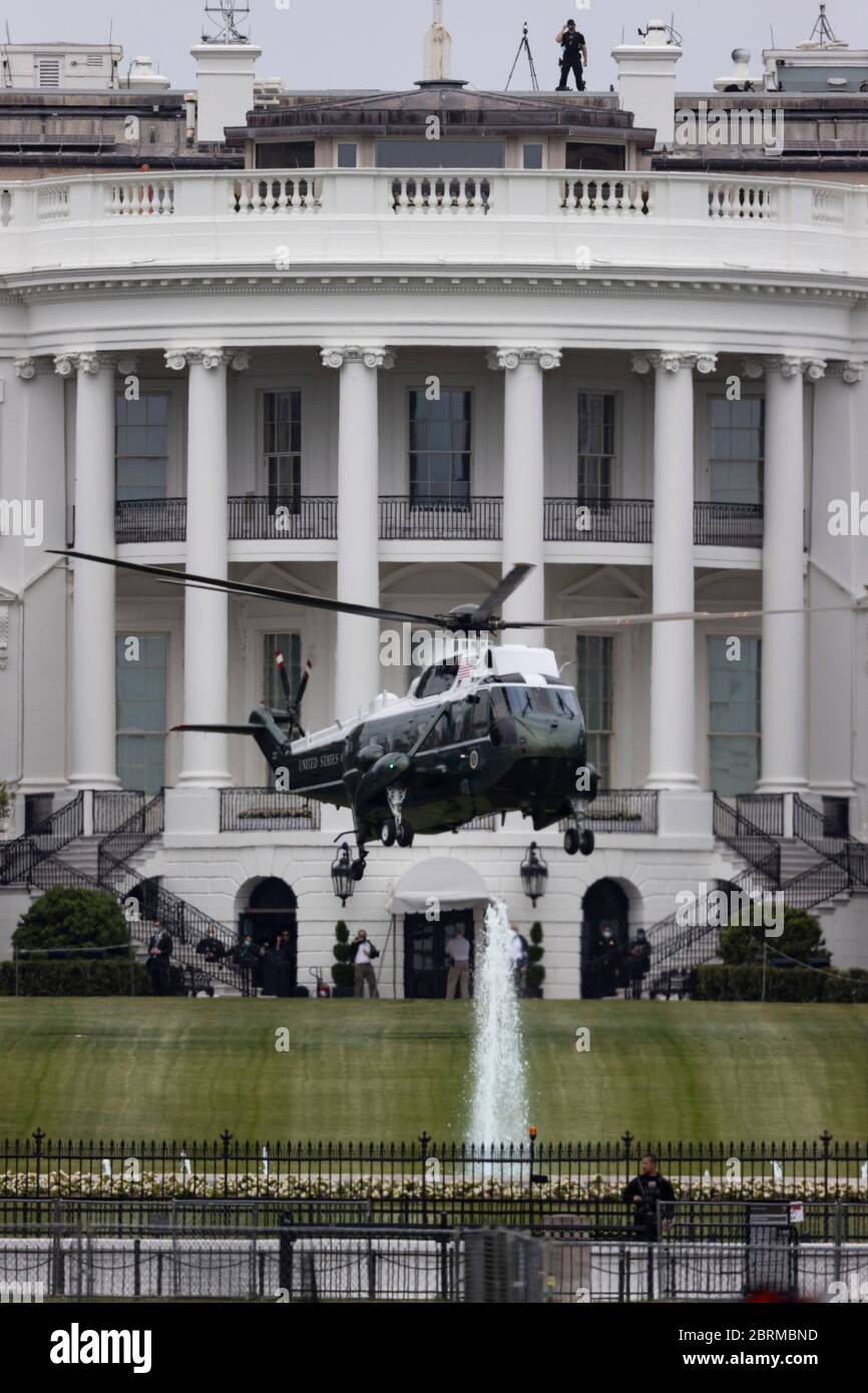 Washington, Stati Uniti. 21 Maggio 2020. Marine One, che porta il presidente degli Stati Uniti Donald Trump, decollo dal South Lawn of the White House di Washington, DC, Stati Uniti, il 21 maggio 2020. Giovedì il presidente degli Stati Uniti Donald Trump ha dichiarato che gli Stati Uniti stanno ritirandosi dal trattato sui cieli aperti, l’ultima mossa per abbandonare un importante accordo internazionale sul controllo degli armamenti. Credit: Ting Shen/Xinhua/Alamy Live News Foto Stock