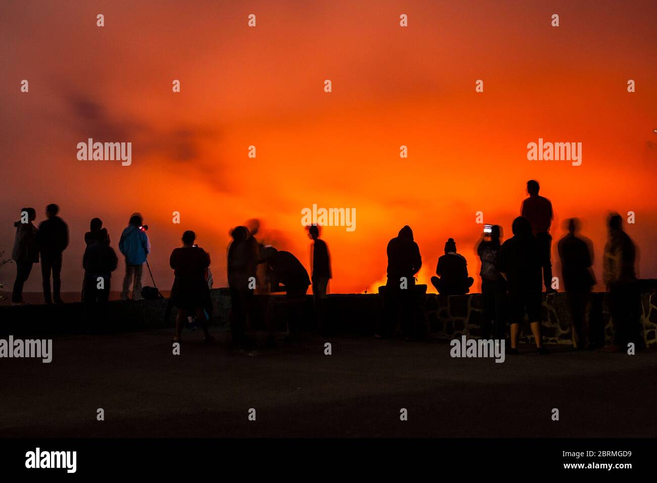 La gente al museo di Thomas A. Jaggar si affaccia nel Parco Nazionale dei Vulcani, Hawaii, USA guardando il lago di lava nella Caldera di Kilauea mentre si illumina t Foto Stock