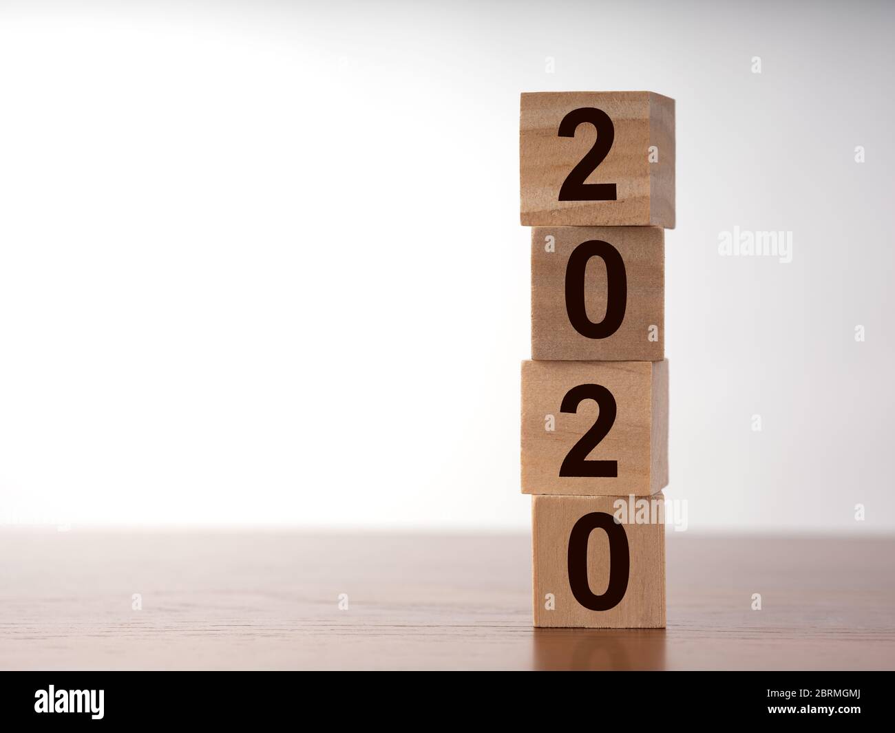 Nuovo anno 2020 su cubi di legno con copia spazio. Nuovo anno di concetto Foto Stock