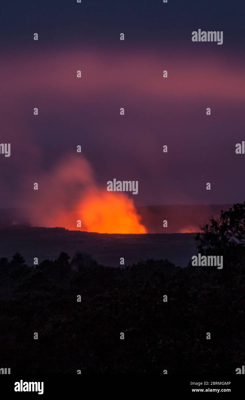 Kilauea Caldera che brilla con gas che si alzano e vapore dal lago di lava all'interno, visto dal sentiero del cratere kilauea Iki Rim, Hawaii Volc Foto Stock
