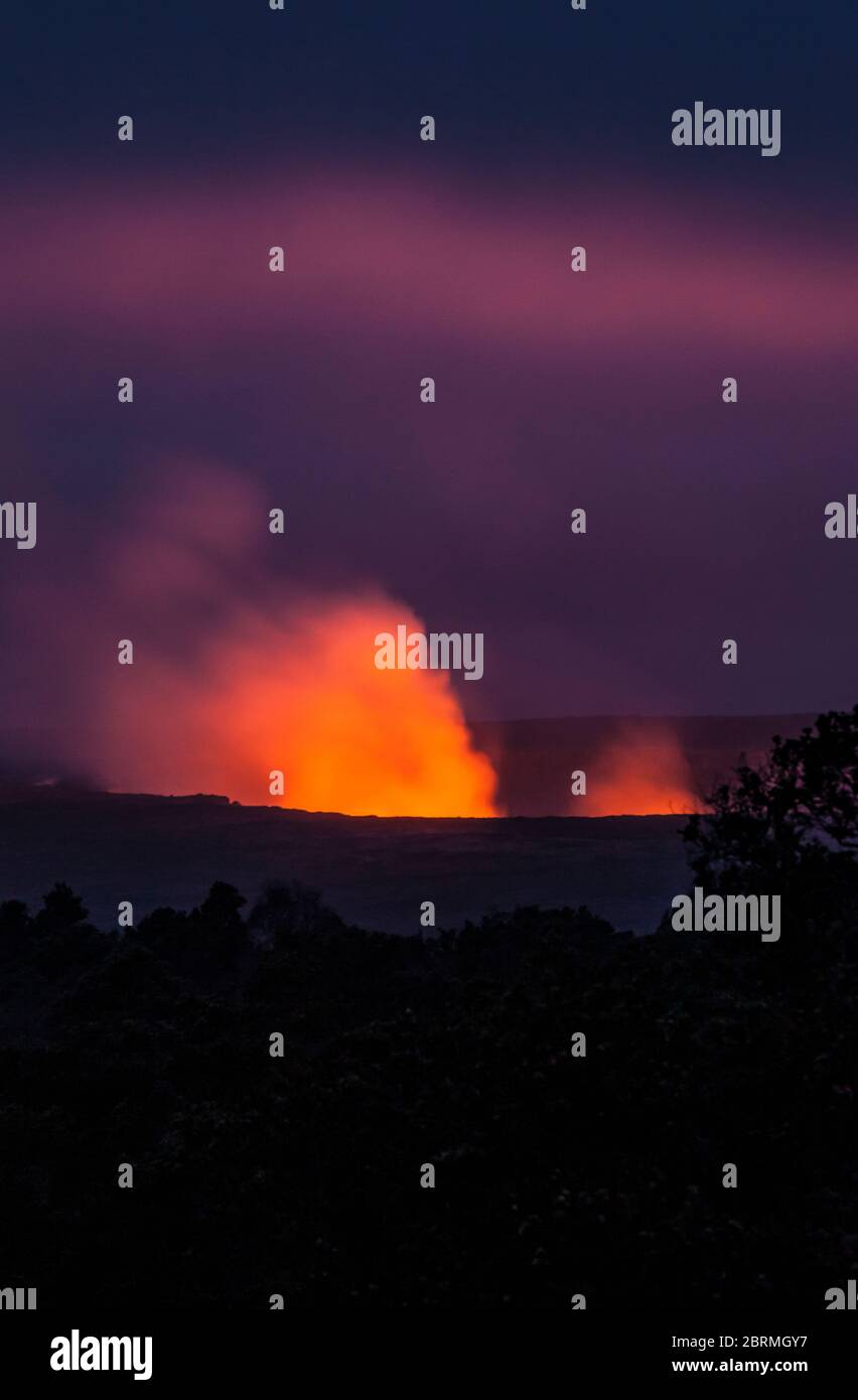 Kilauea Caldera che brilla con gas che si alzano e vapore dal lago di lava all'interno, visto dal sentiero del cratere kilauea Iki Rim, Hawaii Volc Foto Stock