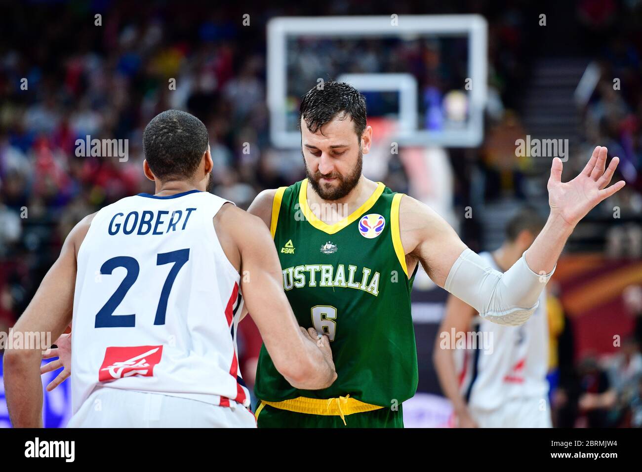 Andrew Bogut (Australia) e Rudy Gobert (Francia). Coppa del mondo di pallacanestro FIBA Cina 2019, Semifinali Foto Stock
