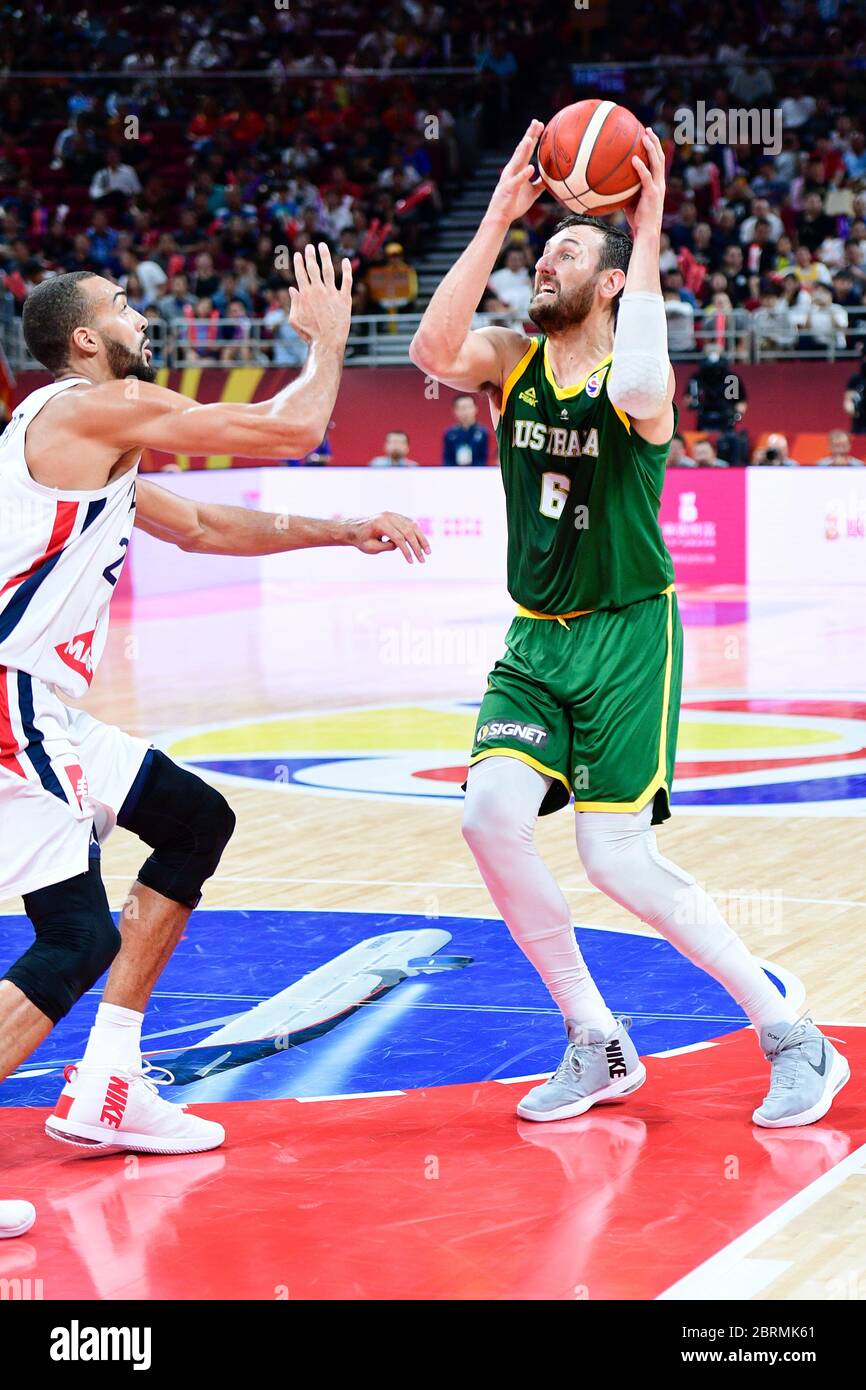 Andrew Bogut (Australia) e Rudy Gobert (Francia). Coppa del mondo di pallacanestro FIBA Cina 2019, Semifinali Foto Stock