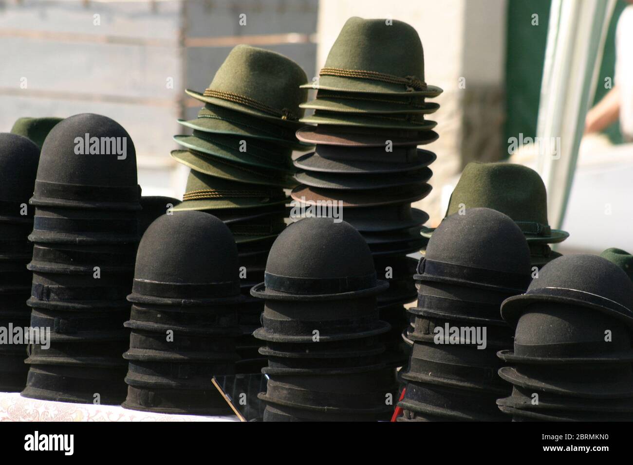 Cappelli tradizionali in feltro duro in vendita nella contea di Sibiu, Romania Foto Stock