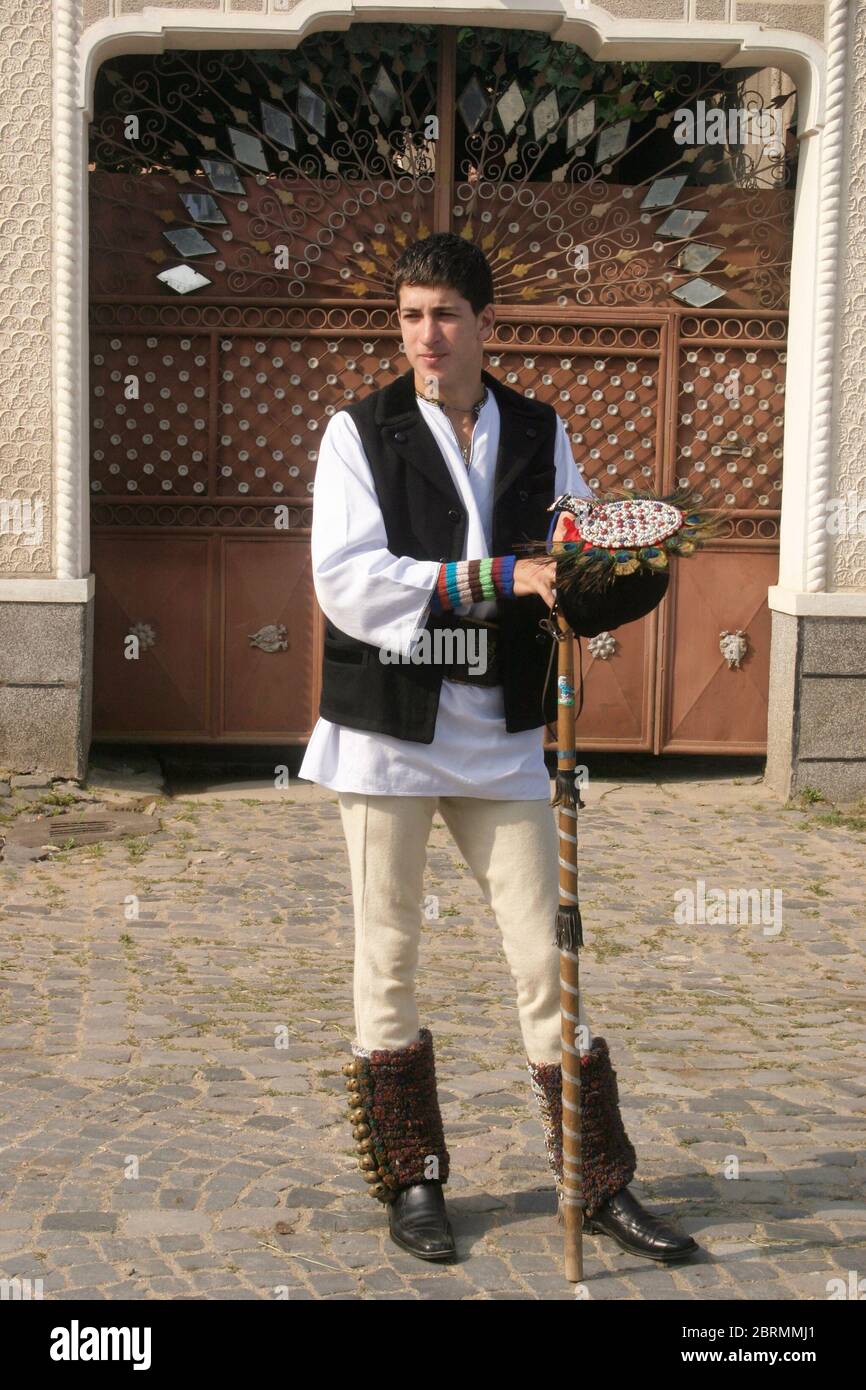 Festa popolare a Gura Raului, SB, Romania: Sarbatosarea Portului popolare. Giovane in costume tradizionale. Foto Stock