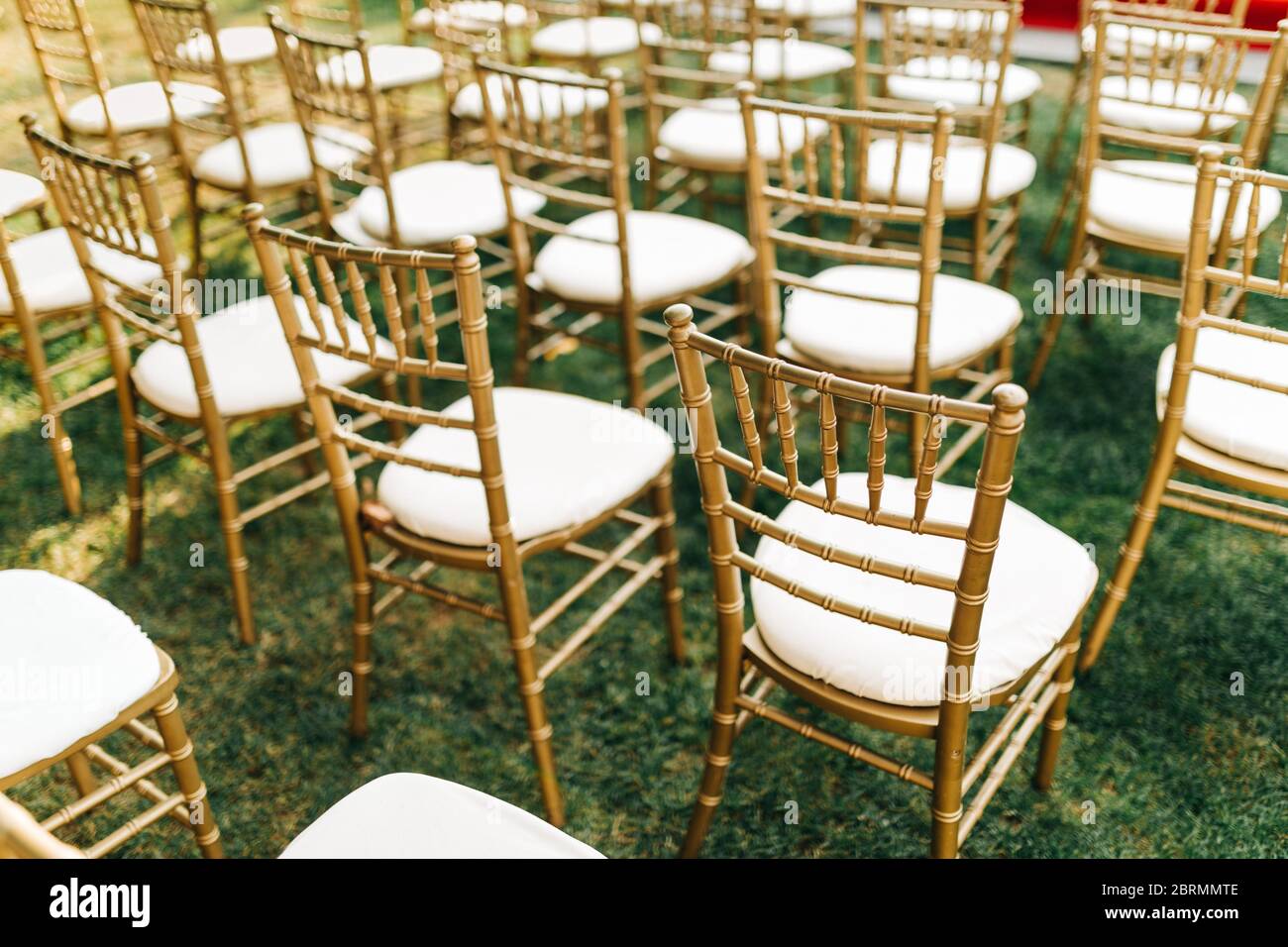 Sedie in oro chiavari al giardino esterno matrimonio Foto Stock