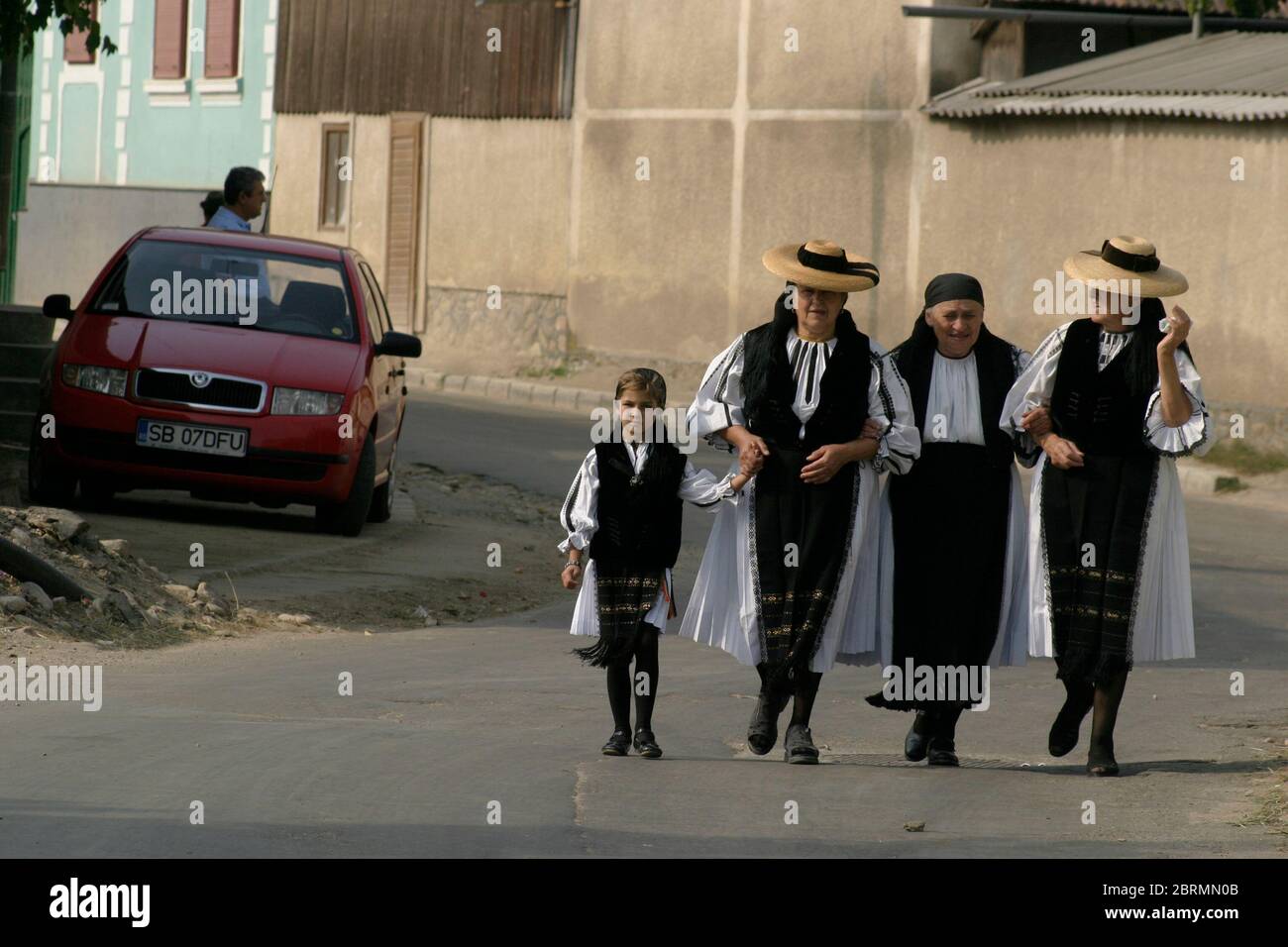 Festa popolare a Gura Raului, SB, Romania: Sarbatosarea Portului popolare. Donne che indossano costumi e cappelli tradizionali. Foto Stock