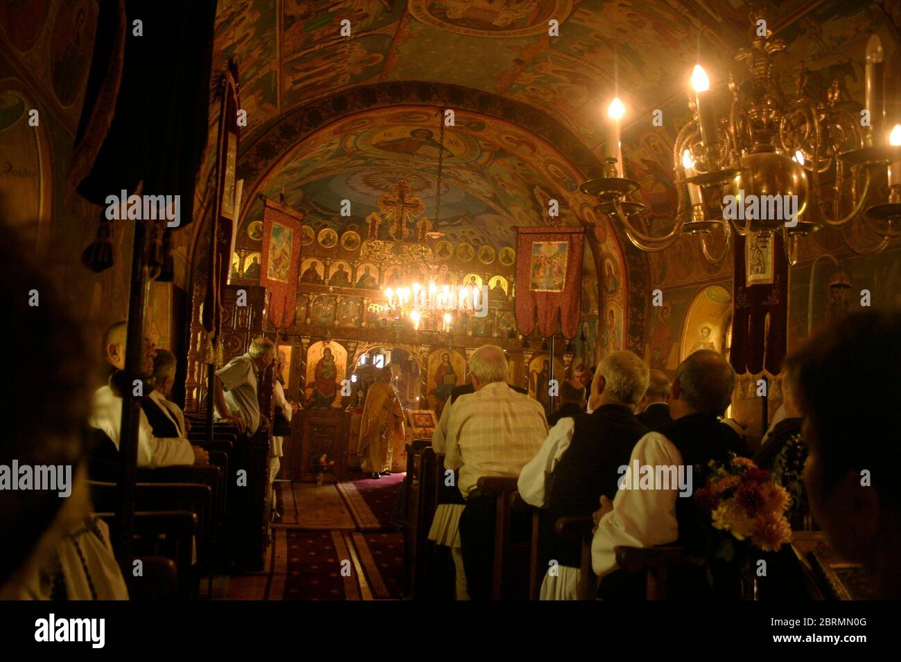 Persone che partecipano al Divino Servizio all'interno della Chiesa Ortodossa di San Parascheva (Biserica Cuvioasa Paraschiva) del XVIII secolo, a Gura Raului, Romania. Foto Stock