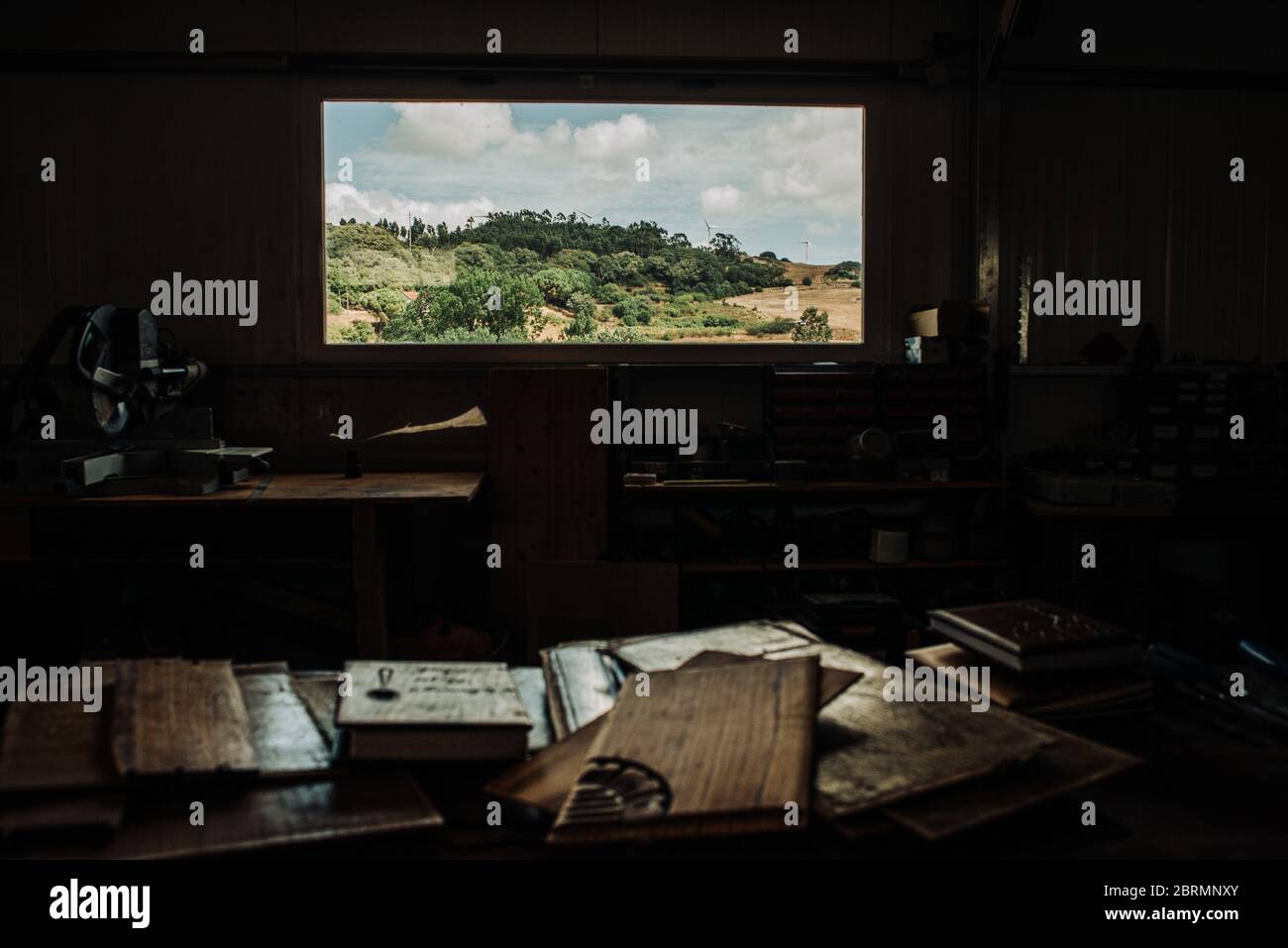 laboratorio di un artista con vista dalla finestra sul paesaggio Foto Stock