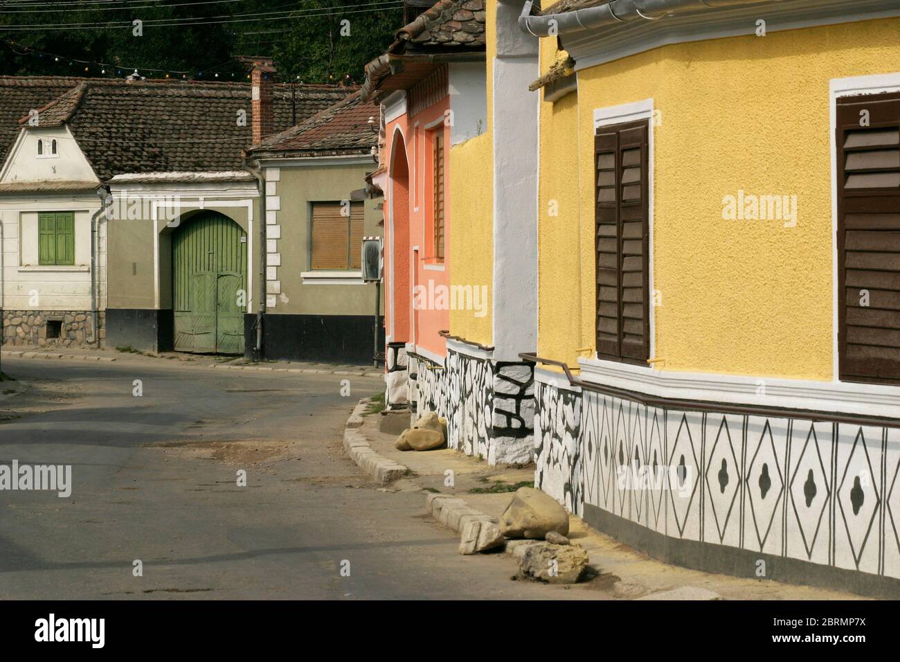 Case tradizionali sassoni lungo la strada a Gura Raului, Sibiu County, Romania Foto Stock