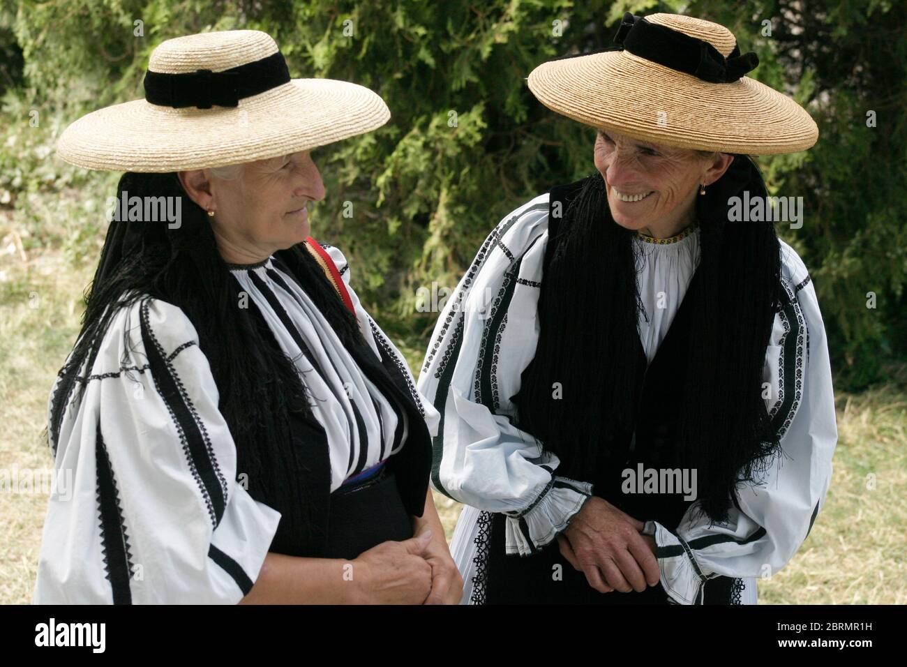 Festa popolare a Gura Raului, SB, Romania: Sarbatosarea Portului popolare. Donne che indossano costumi e cappelli tradizionali. Foto Stock