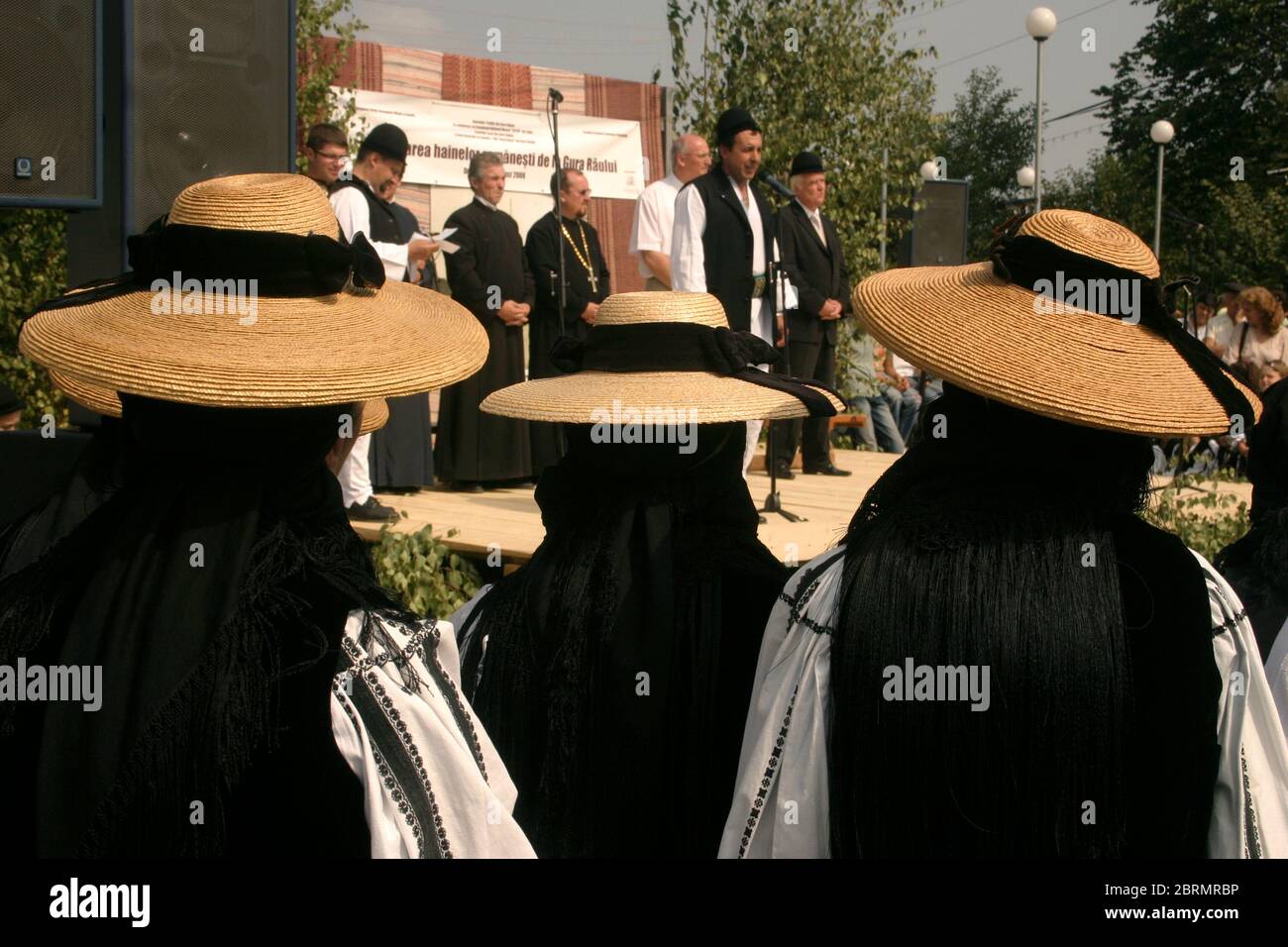 Festa popolare a Gura Raului, SB, Romania: Sarbatosarea Portului popolare. Cappelli tradizionali indossati da donne. Foto Stock