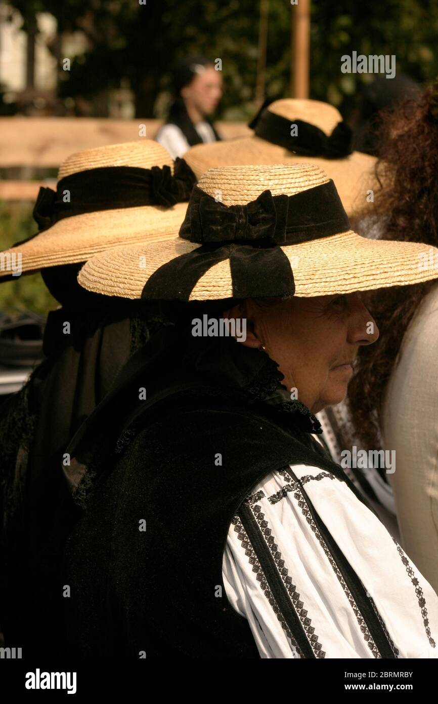 Festa popolare a Gura Raului, SB, Romania: Sarbatosarea Portului popolare. Cappelli tradizionali indossati da donne. Foto Stock