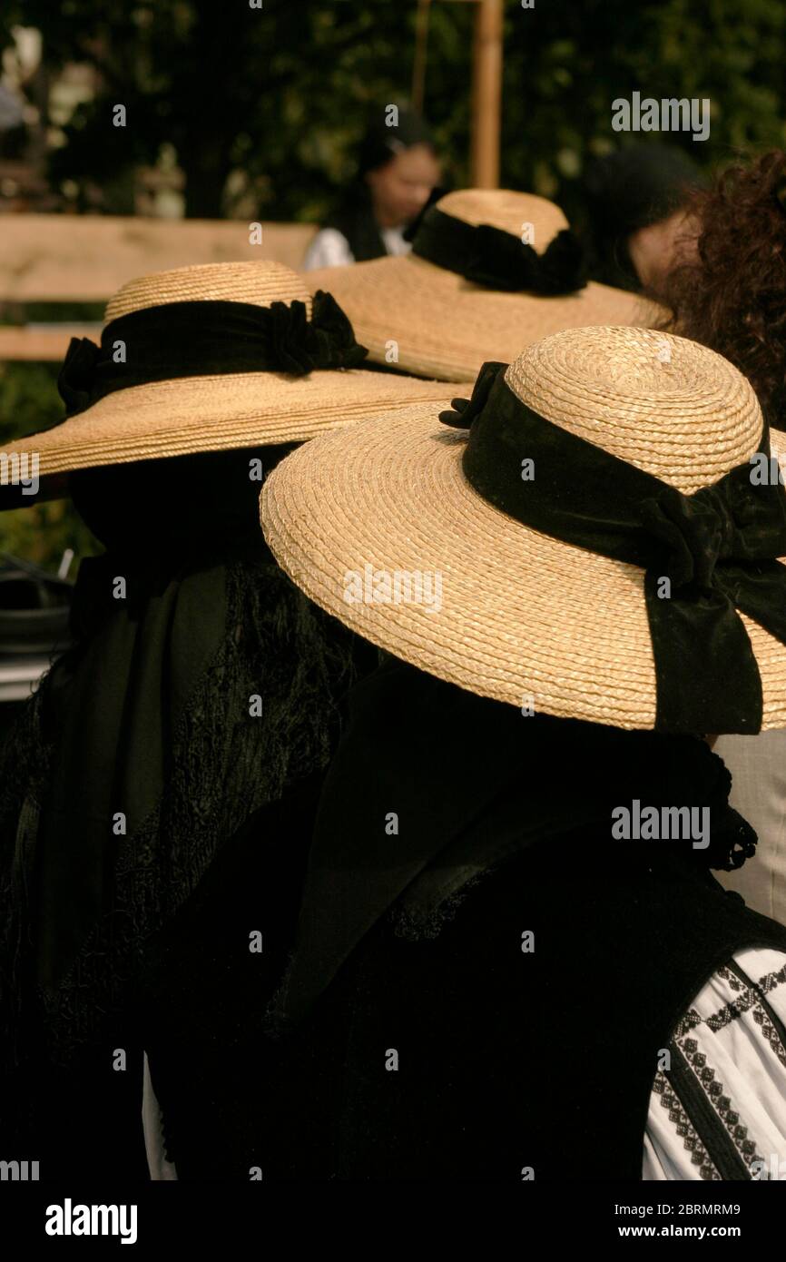 Festa popolare a Gura Raului, SB, Romania: Sarbatosarea Portului popolare. Cappelli tradizionali indossati da donne. Foto Stock