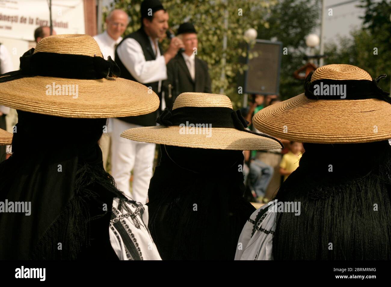 Festa popolare a Gura Raului, SB, Romania: Sarbatosarea Portului popolare. Cappelli tradizionali indossati da donne. Foto Stock