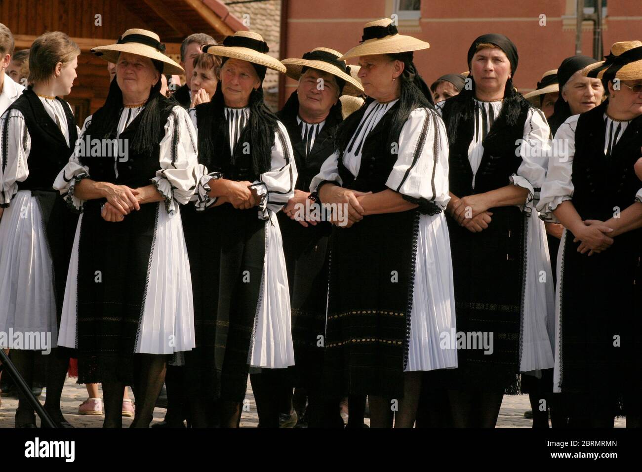 Festa popolare a Gura Raului, SB, Romania: Sarbatosarea Portului popolare. Donne che indossano costumi e cappelli tradizionali. Foto Stock