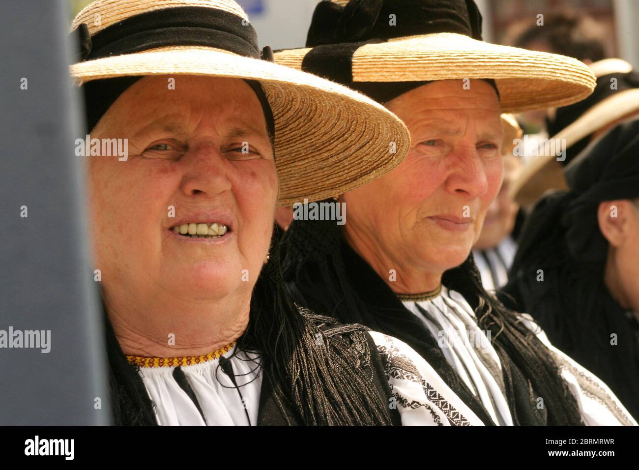 Festa popolare a Gura Raului, SB, Romania: Sarbatosarea Portului popolare. Donne anziane che indossano costumi e cappelli tradizionali. Foto Stock