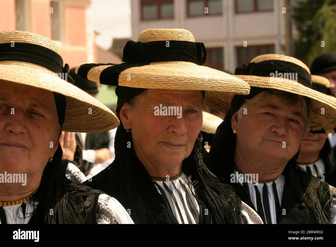 Festa popolare a Gura Raului, SB, Romania: Sarbatosarea Portului popolare. Donne che indossano costumi e cappelli tradizionali. Foto Stock