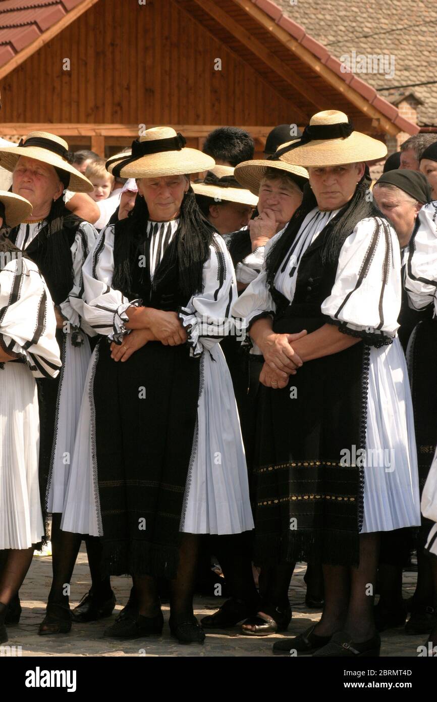 Festa popolare a Gura Raului, SB, Romania: Sarbatosarea Portului popolare. Donne che indossano costumi e cappelli tradizionali. Foto Stock