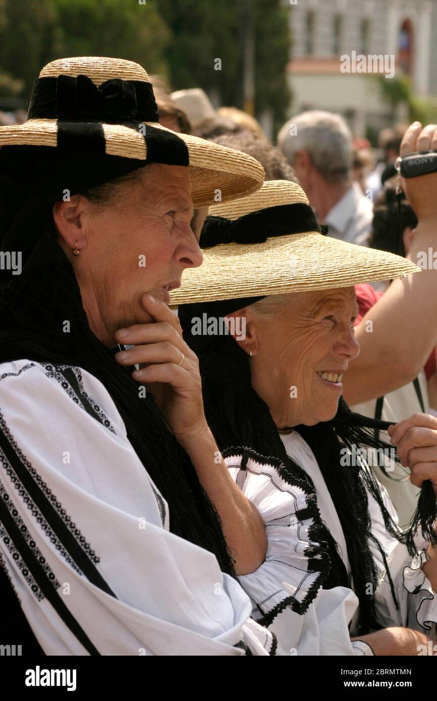 Festa popolare a Gura Raului, SB, Romania: Sarbatosarea Portului popolare. Donne che indossano costumi e cappelli tradizionali. Foto Stock