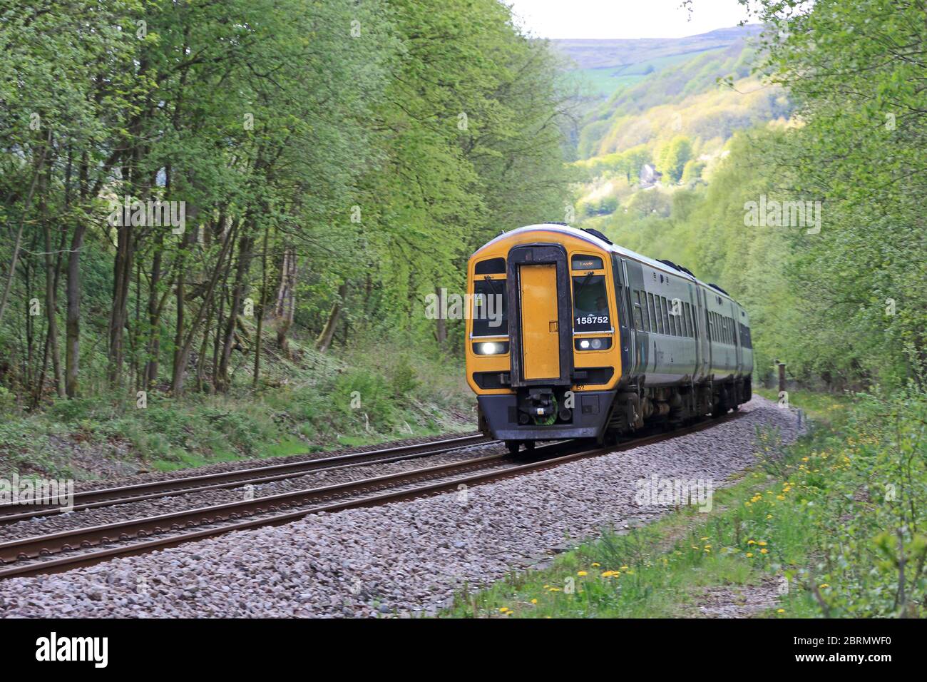 Il treno Sprinter viaggia verso Leeds sulla linea ferroviaria Trans-pennine Foto Stock