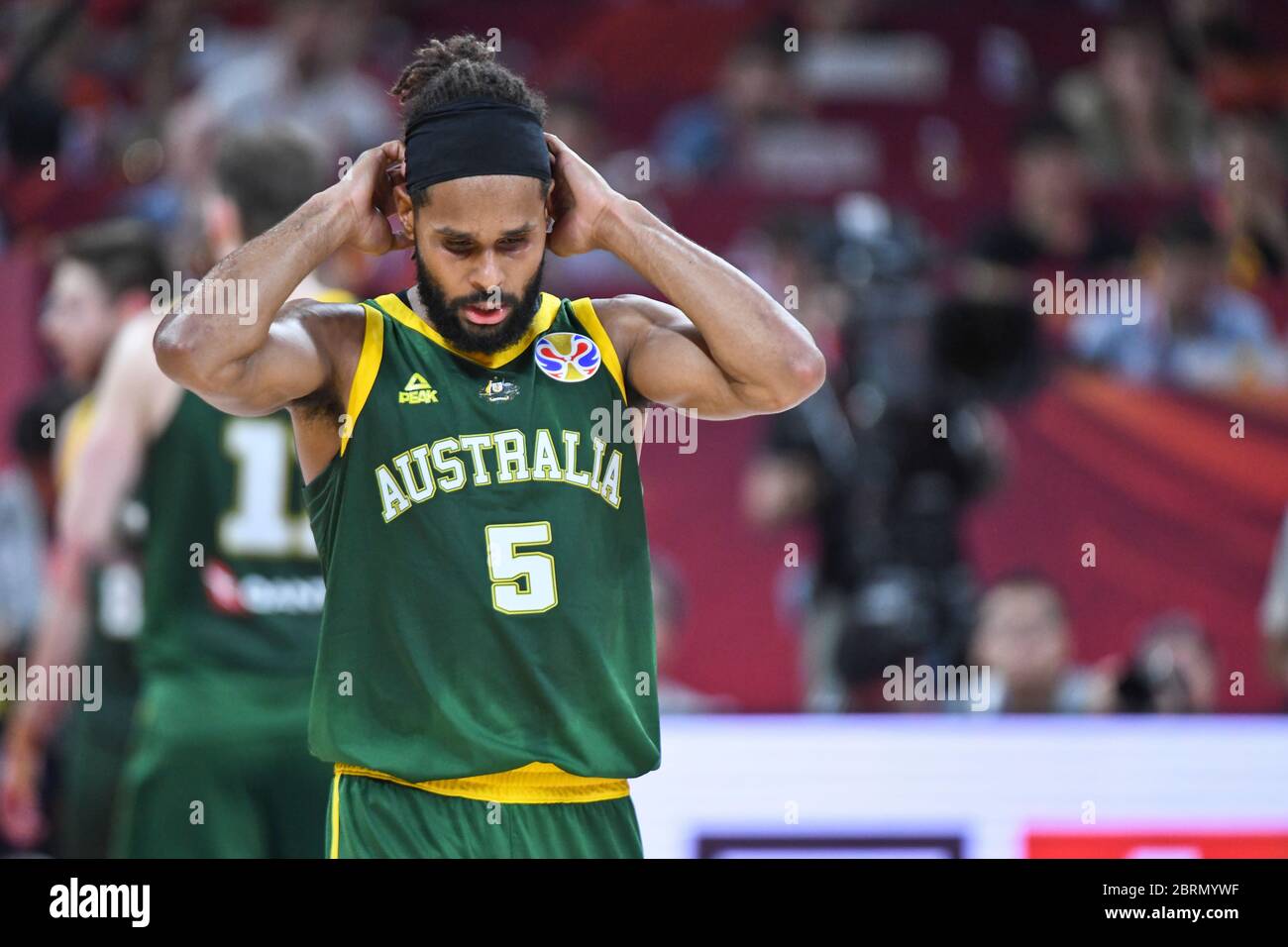 Patty Mills (Australia) dopo essere stato eliminato dalla Spagna. Coppa del mondo di pallacanestro FIBA Cina 2019, Semifinali Foto Stock