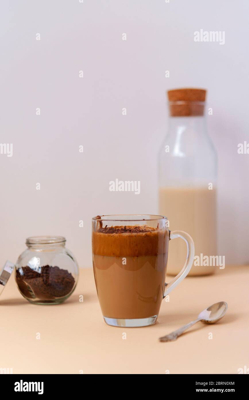 Una tazza di caffè con latte e cioccolato, primo piano. Foto Stock