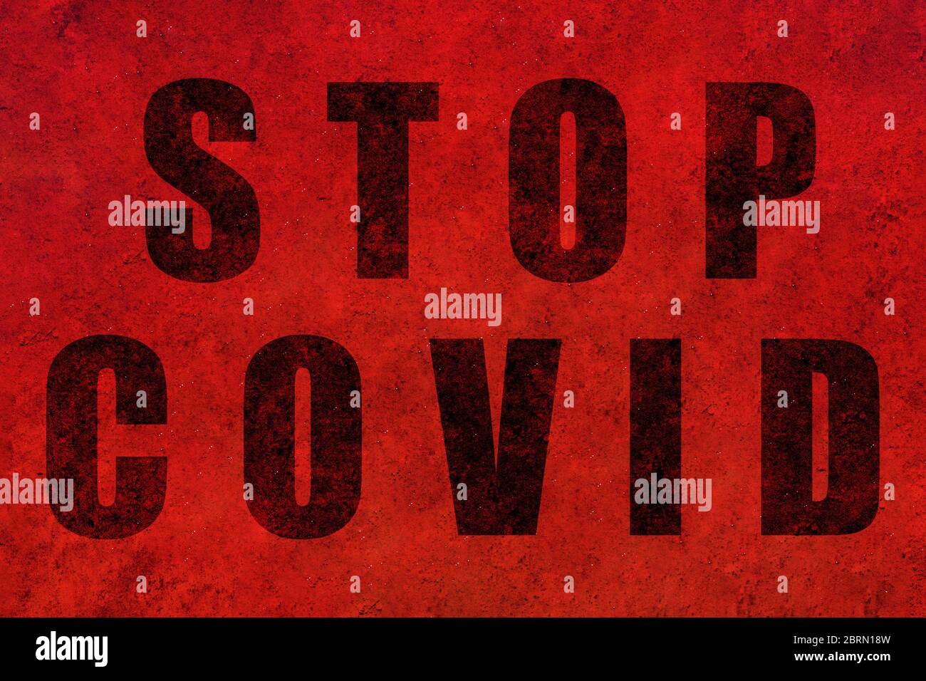 Arrestare il design del covid su uno sfondo rosso con texture. Concept Stop covid-19. Foto Stock