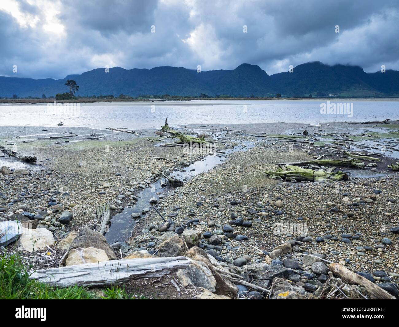 Le montagne del Parco Nazionale di Kahurangi viste dalla riva del fiume Aorere, Collingwood, Golden Bay, South Island, Nuova Zelanda Foto Stock