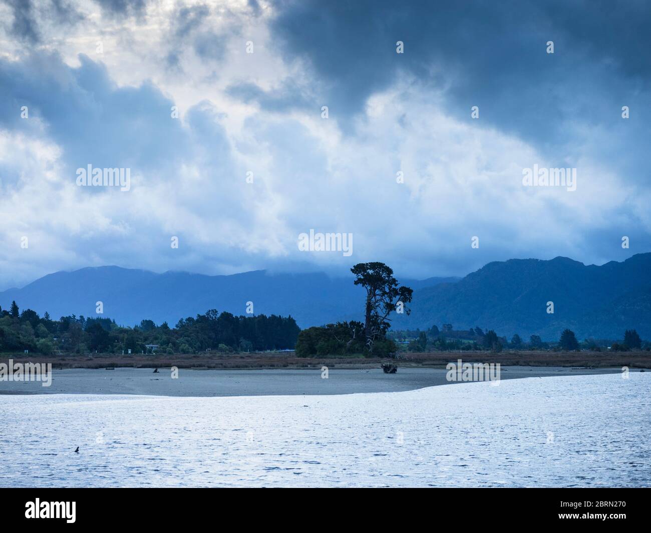 Le montagne del Parco Nazionale di Kahurangi viste dalla riva del fiume Aorere, Collingwood, Golden Bay, South Island, Nuova Zelanda Foto Stock