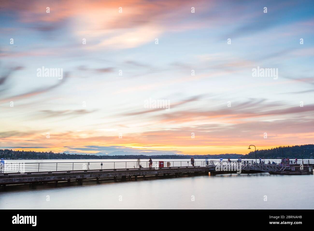 scena di passeggiata sul lago quando il tramonto. Foto Stock