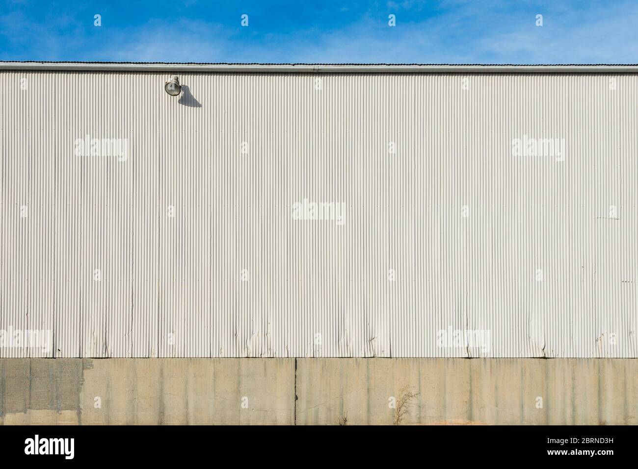 Ondulazione della superficie in lamiera per lo sfondo, predisposizione per montaggio display prodotto Foto Stock