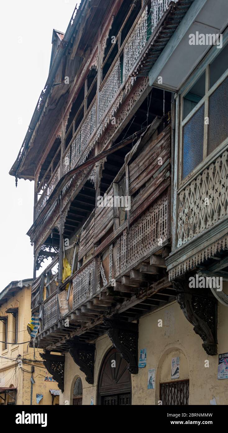 Balcone in legno nella città vecchia di Mombasa risalente al 19 ° secolo Foto Stock