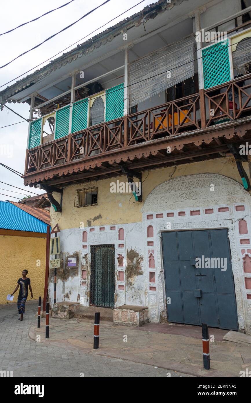 Tipico edificio della Città Vecchia di Mombasa con balcone in legno Foto Stock