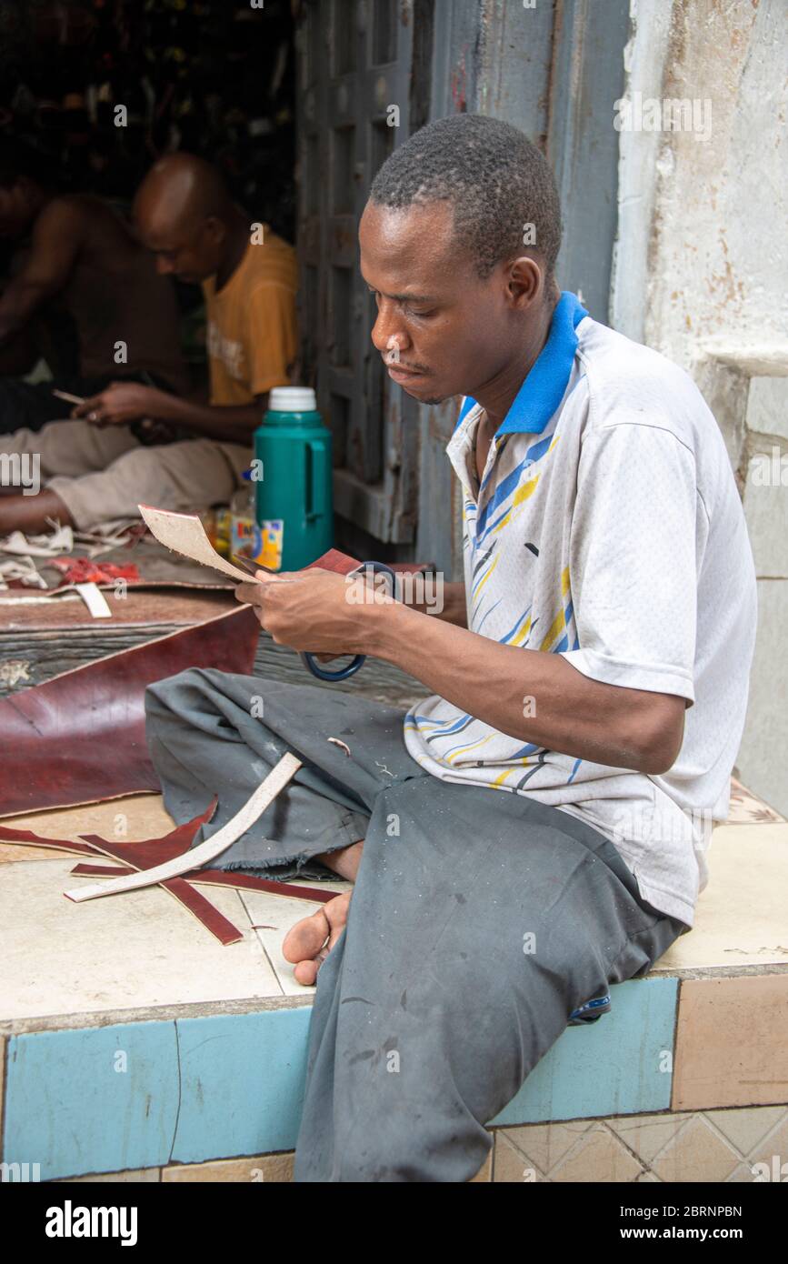 Artigiano che fa scarpe in pelle per la vendita Foto Stock