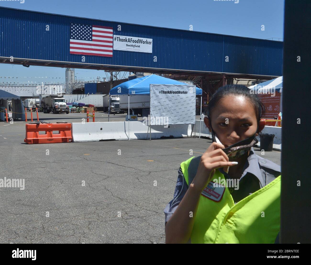 Los Angeles, Stati Uniti. 21 Maggio 2020. Un cancello di guardia di sicurezza più vicino ad un macello dell'agricoltore John a Vernon, California il giovedì 21 maggio 2020. Un piccolo gruppo di attivisti era a disposizione per protestare contro l'ordine del presidente Trump di mantenere aperti gli impianti di lavorazione della carne durante la pandemia del coronavirus nonostante i diffusi focolai di COVID-19 e persino i decessi tra i dipendenti. Temperature frigide, condizioni ristrettissime e lunghe ore mettono gli operatori della lavorazione della carne a rischio più elevato per contrarre il nuovo coronavirus. Foto di Jim Ruymen/UPI Credit: UPI/Alamy Live News Foto Stock