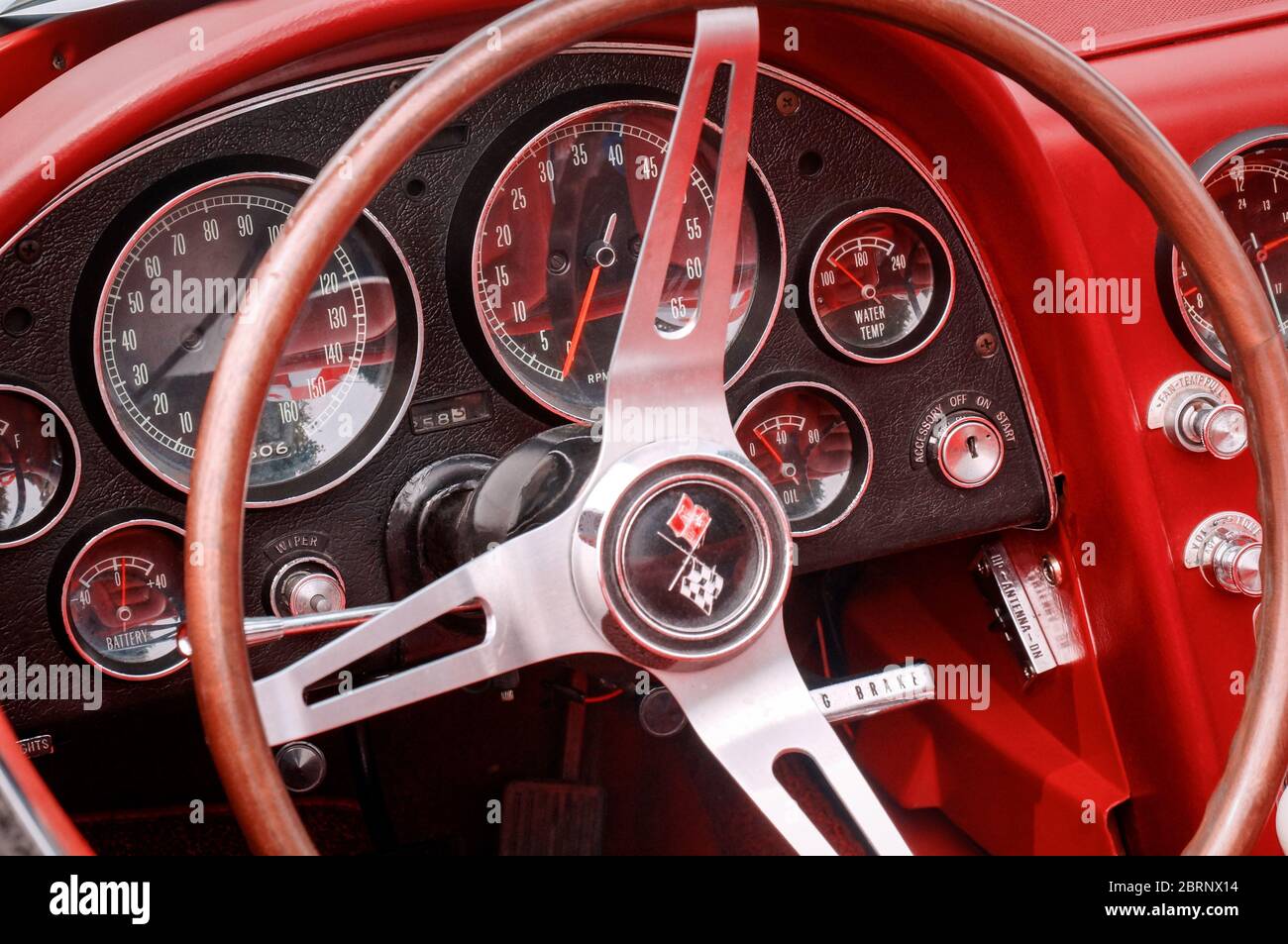 TORONTO, CANADA - 08 18 2018: Volante con logo sul pulsante dell'avvisatore acustico, quadranti e manopole sul pannello anteriore del 1966 Chevrolet Corvette Sting Ray Oldtimer Foto Stock