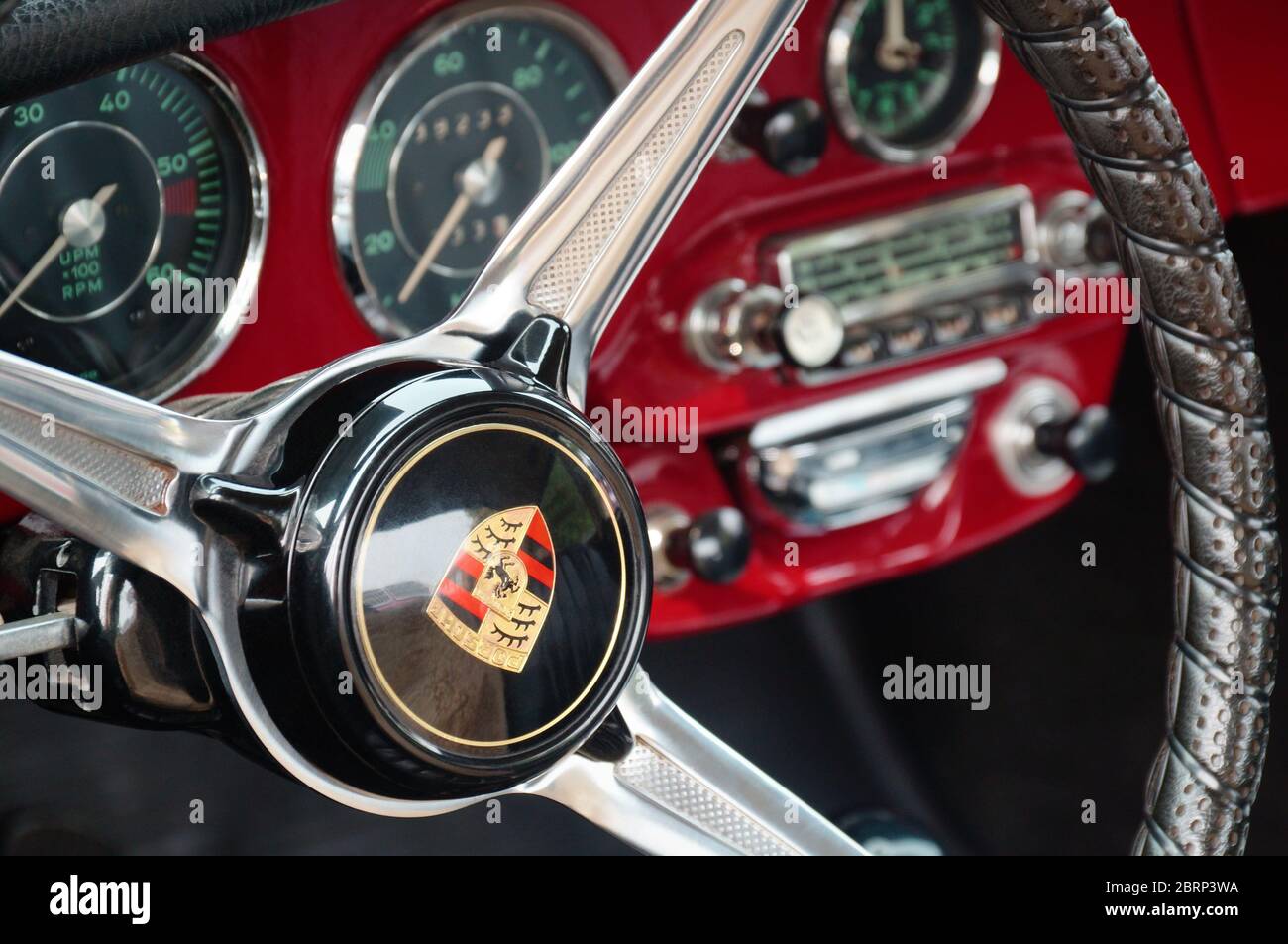 TORONTO, CANADA - 08 18 2018: Volante con logo sul pulsante dell'avvisatore acustico, quadranti e manopole sul pannello anteriore della 1965 Porsche 356C Ruby Red Coupé oldtimer auto Foto Stock