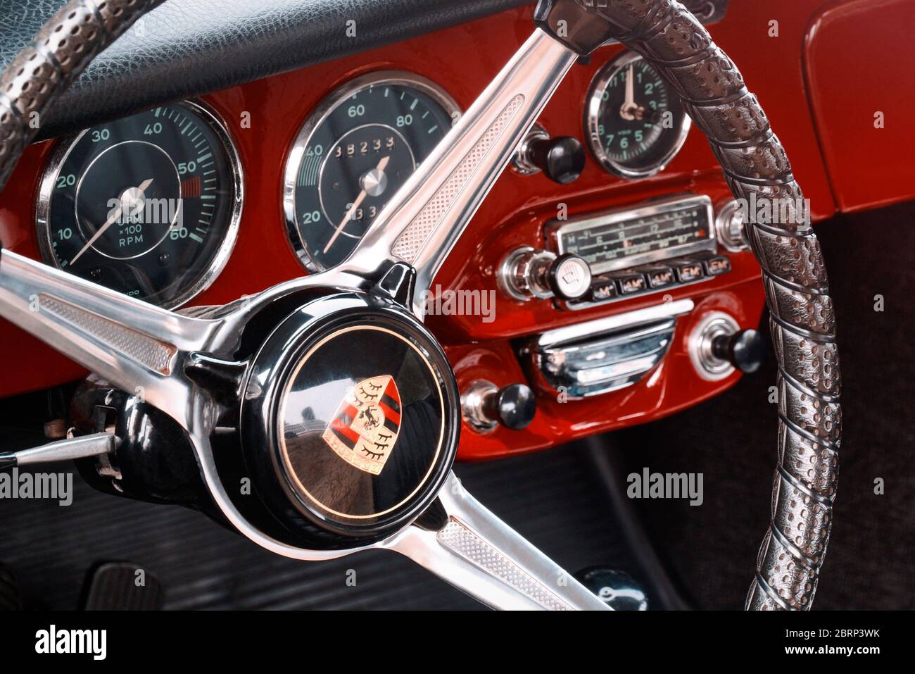 TORONTO, CANADA - 08 18 2018: Volante con logo sul pulsante dell'avvisatore acustico, quadranti e manopole sul pannello anteriore della 1965 Porsche 356C Ruby Red Coupé oldtimer auto Foto Stock