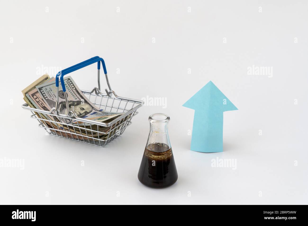 petrolio e soldi. concetto di petrolio prodotti prezzo crescita. contratto futures per l'acquisto o la vendita di petrolio. Foto Stock