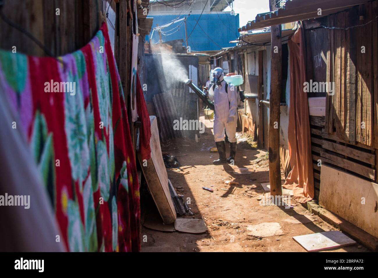 21 maggio 2020: Rio de Janeiro, Brasile: Un gruppo volontario senza il sostegno del governo nella lotta contro il nuovo coronavirus si unisce per pulire la favela gesuita a Santa Cruz, zona settentrionale, dove 200 famiglie vivono con fognature, bagni collettivi e sacchi di legno. Credit: Ellan Lustosa/ZUMA Wire/Alamy Live News Foto Stock