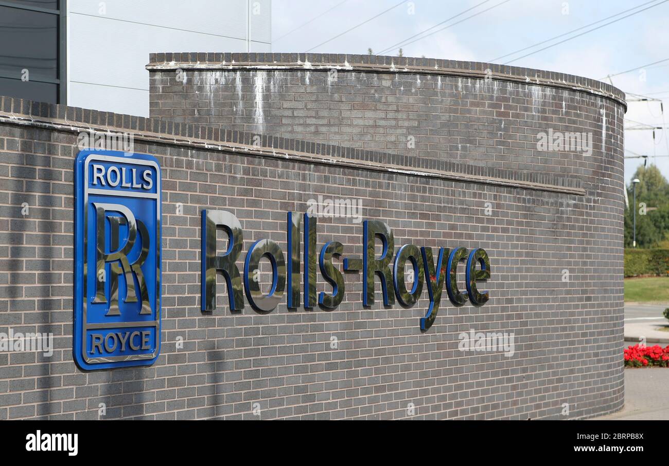 Londra, Regno Unito. 13 Settembre 2016. File foto scattata il 13 settembre 2016 mostra il logo di Rolls-Royce in una fabbrica Rolls-Royce a Derby, Gran Bretagna. Mercoledì la società di ingegneria britannica Rolls-Royce ha annunciato un importante piano di riorganizzazione per adattarsi alla domanda in diminuzione in mezzo alla pandemia COVID-19, tra cui un taglio globale di almeno 9,000 posti di lavoro. Credit: Han Yan/Xinhua/Alamy Live News Foto Stock