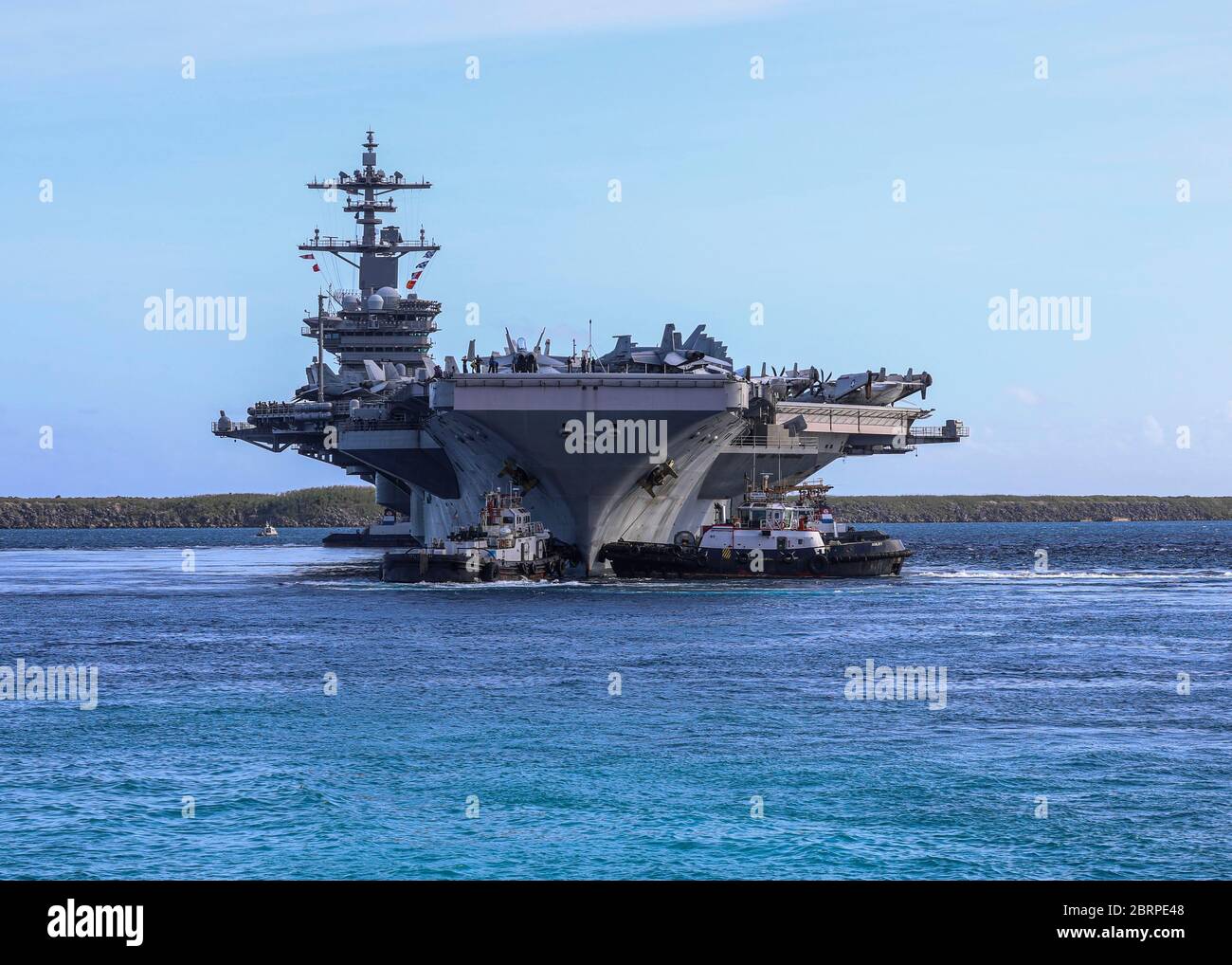 BASE NAVALE GUAM (21 maggio 2020) la portaerei USS Theodore Roosevelt (CVN 71) parte dal porto di Apra a seguito di una visita estesa a Guam nel mezzo della pandemia globale COVID-19. Theodore Roosevelt sta conducendo le qualifiche del vettore durante un dispiegamento nell'Indo-Pacifico. (STATI UNITI Navy foto di Engineman 1 ° Classe Thomas N. Turner) Foto Stock