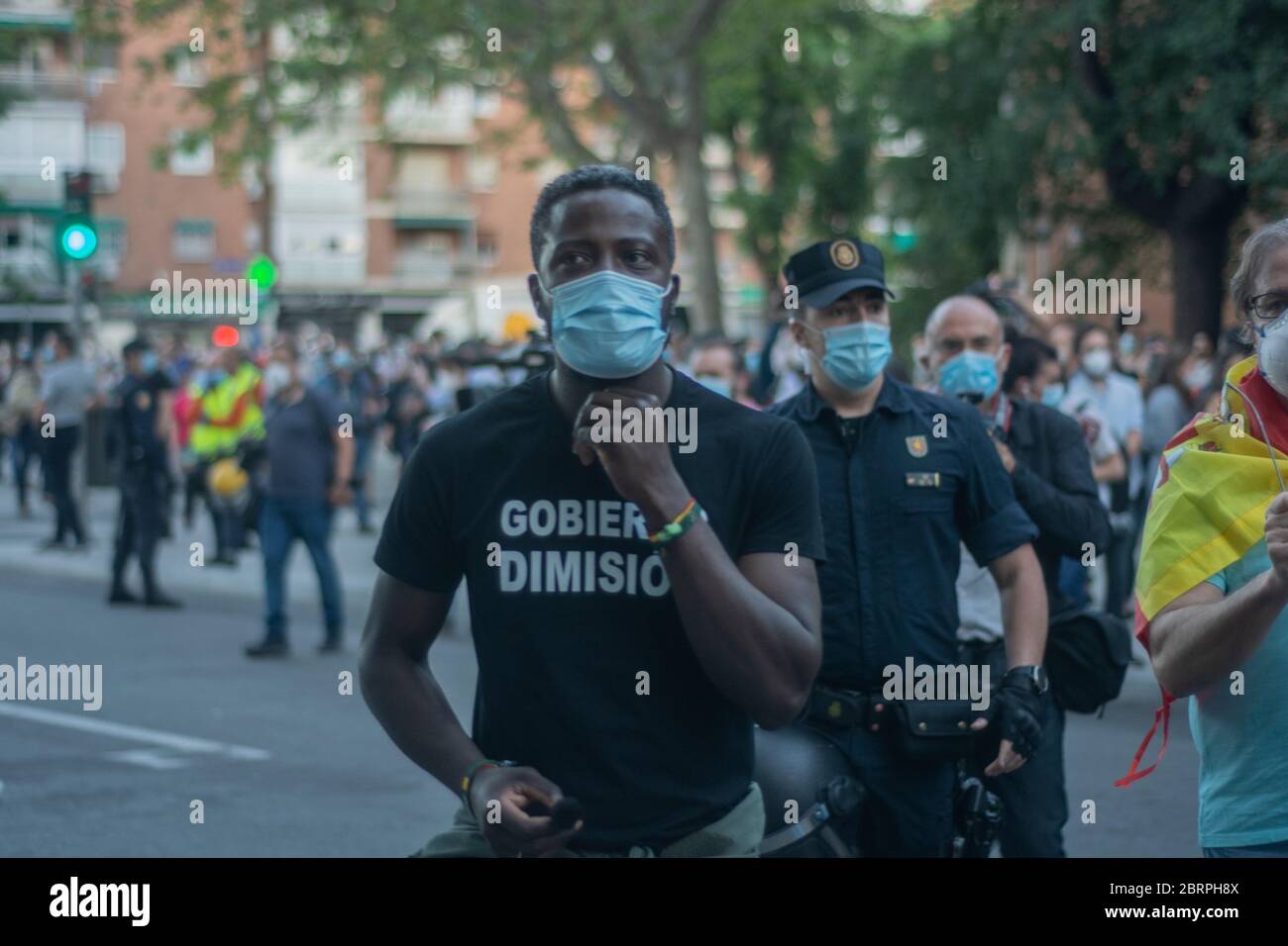 Madrid, Spagna 21 maggio 2020. Il leader VOX Ignacio Garriga Vaz de Concicao nella dimostrazione del quartiere di moratalaz per protestare contro la gestione del coronavirus da parte del presidente Pedro Sanchez. Alberto Sibaja Ramírez/Alamy Live News Foto Stock