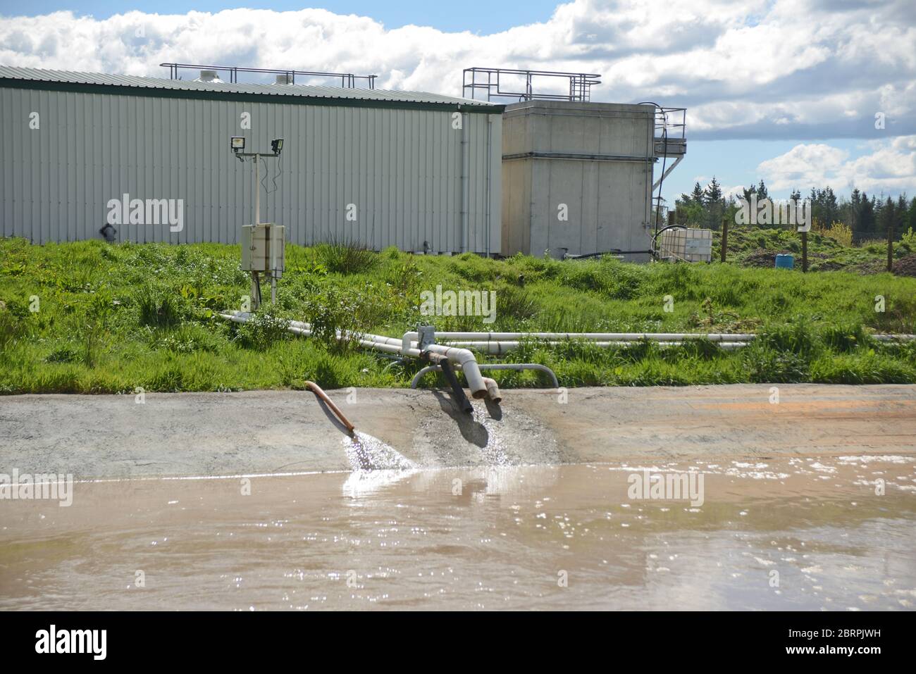 Un laghetto di contenimento utilizza l'aerazione per rimuovere gli inquinanti dalle acque reflue industriali Foto Stock