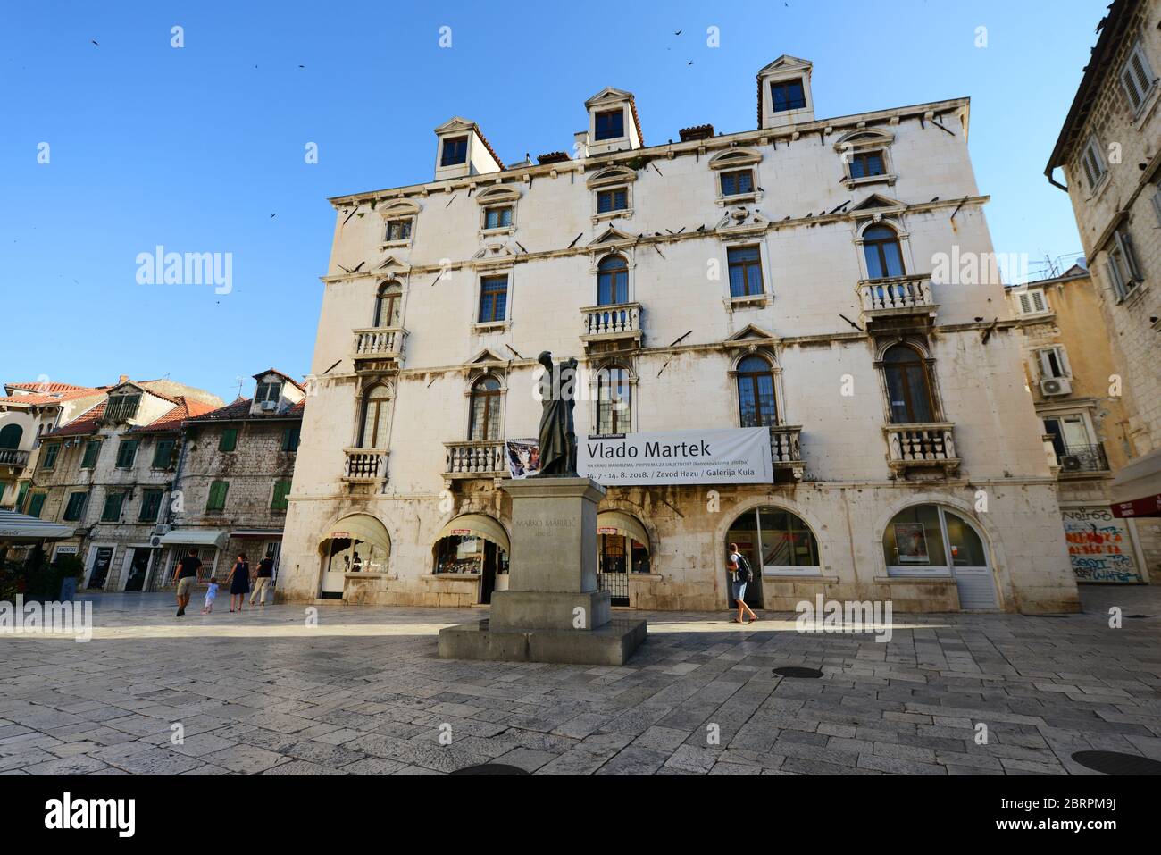 Statua di Marko Marulić nella piazza della frutta del Palazzo Diocleziano di Spalato, Croazia. Foto Stock